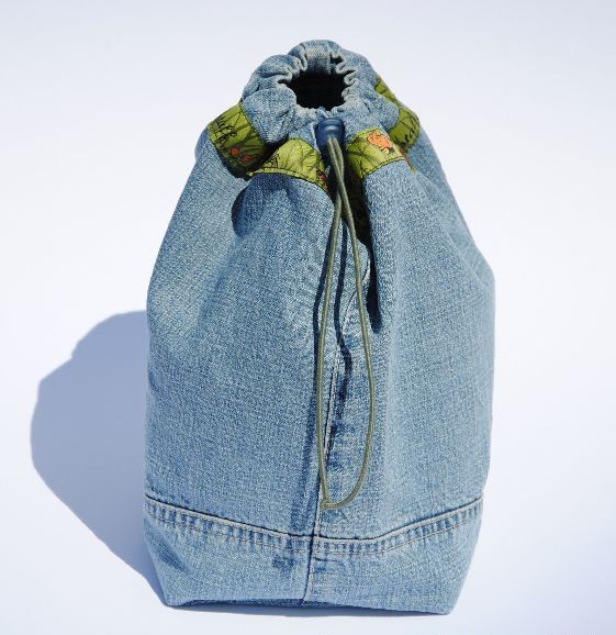 Jeans-Upcycling: Aus alten Hosenbeinen praktische Beutel nähen