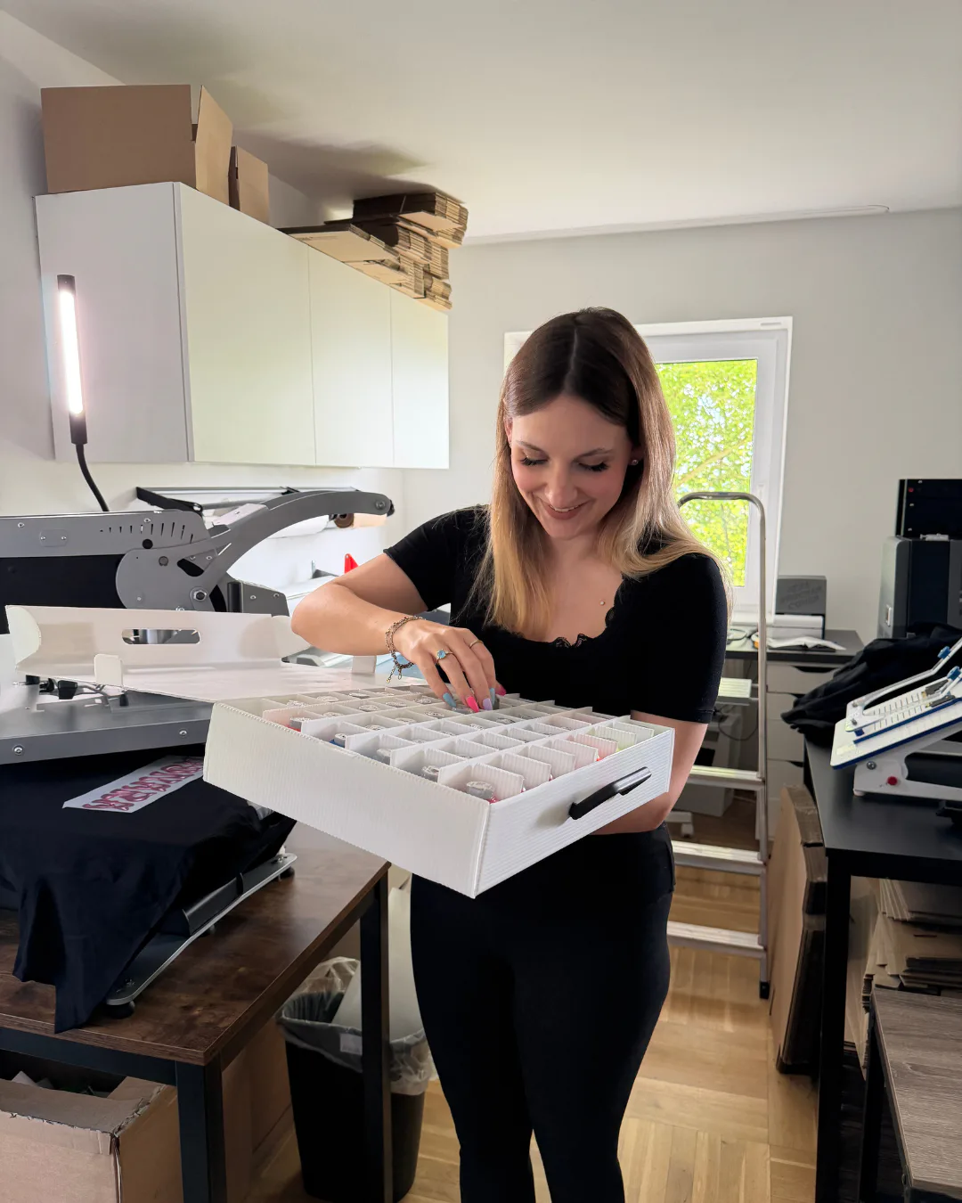Lara Uschakow wählt Garnfarben für ihre ersten Stickprojekte aus