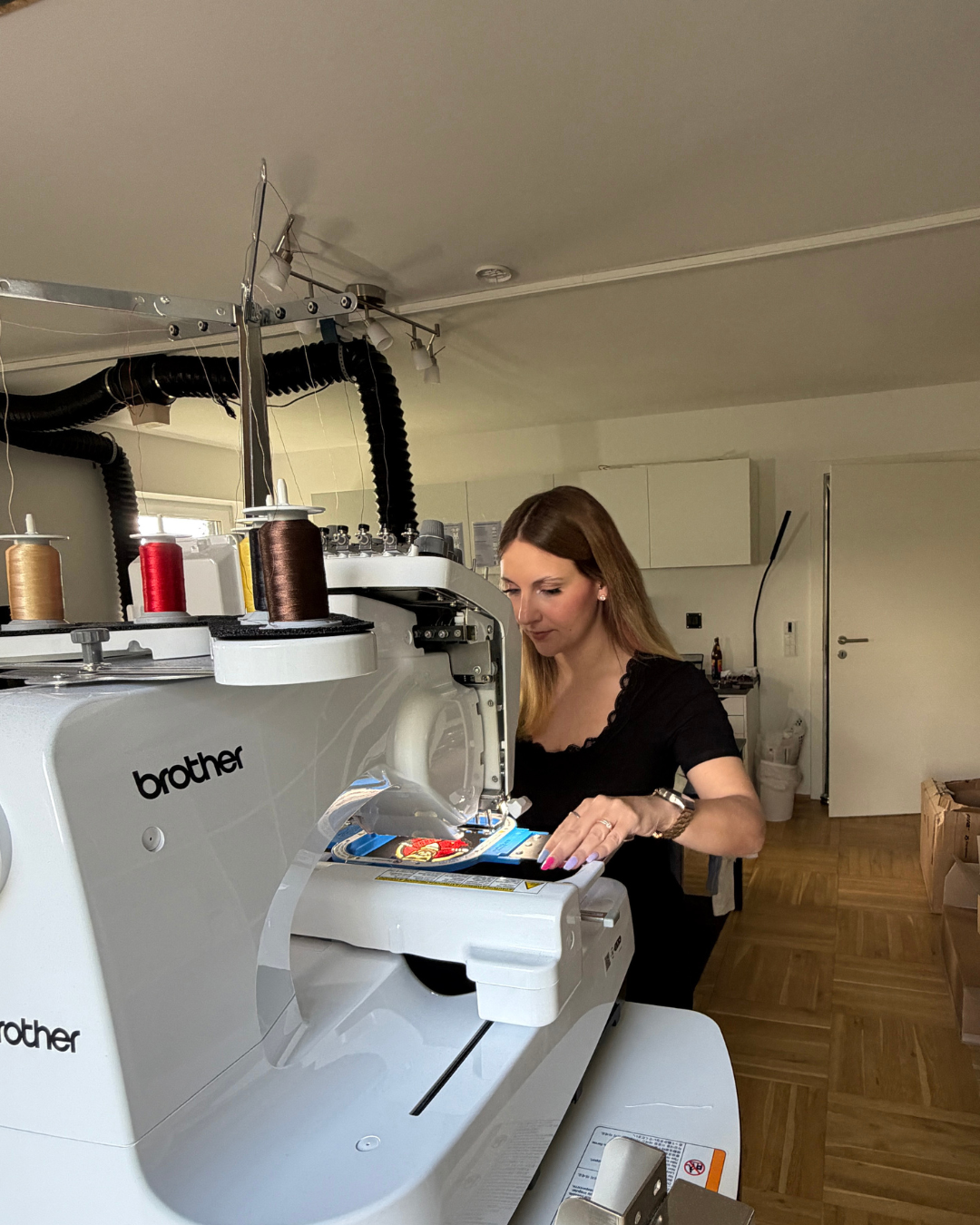 Lara Uschakow arbeitet an ihrer Brother Stickmaschine in der Textilstätte