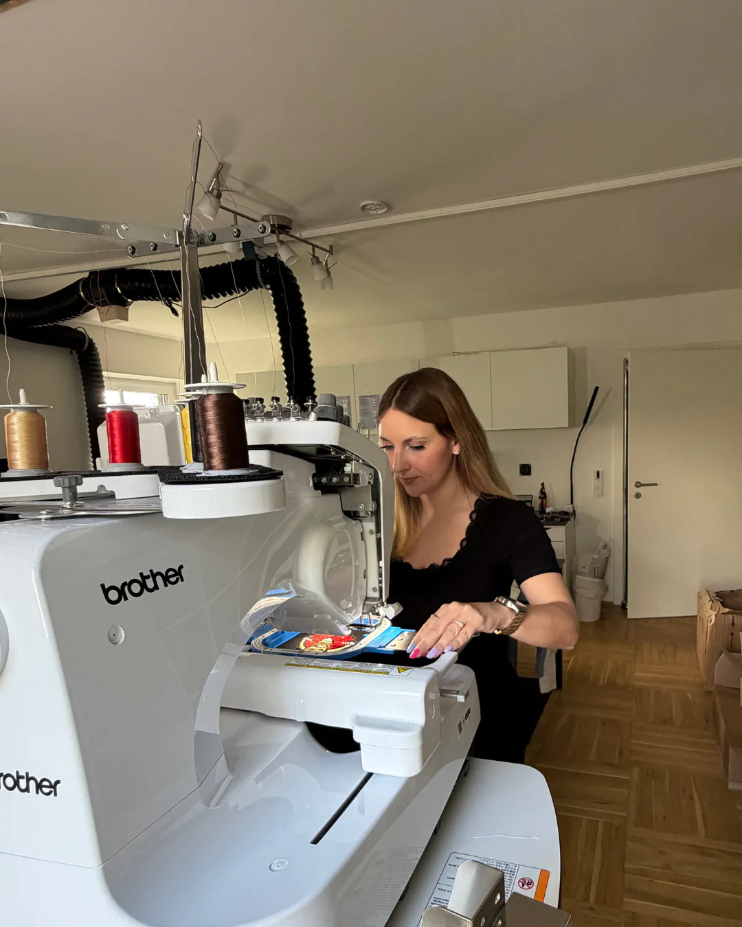 Lara Uschakow arbeitet an ihrer Brother Stickmaschine in der Textilstätte