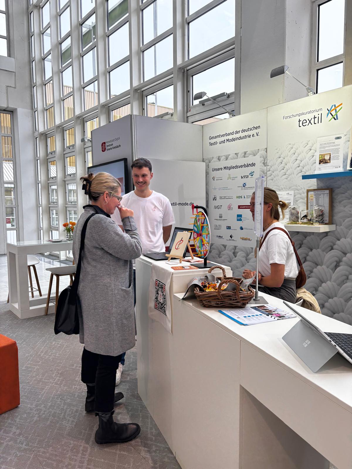 Spannende Gespräche am Stand von textil+mode