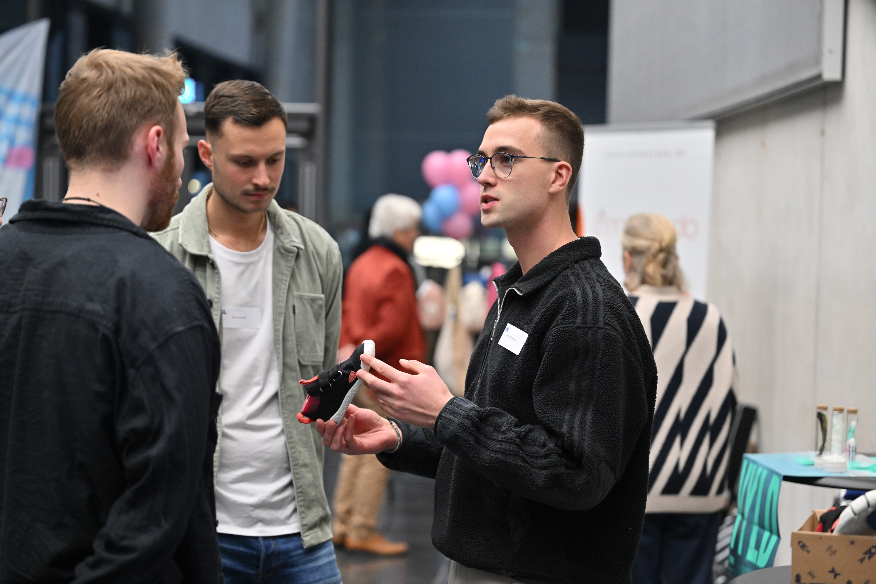 Alex von sizeless zeigt dem emborado-Team sein Produkt