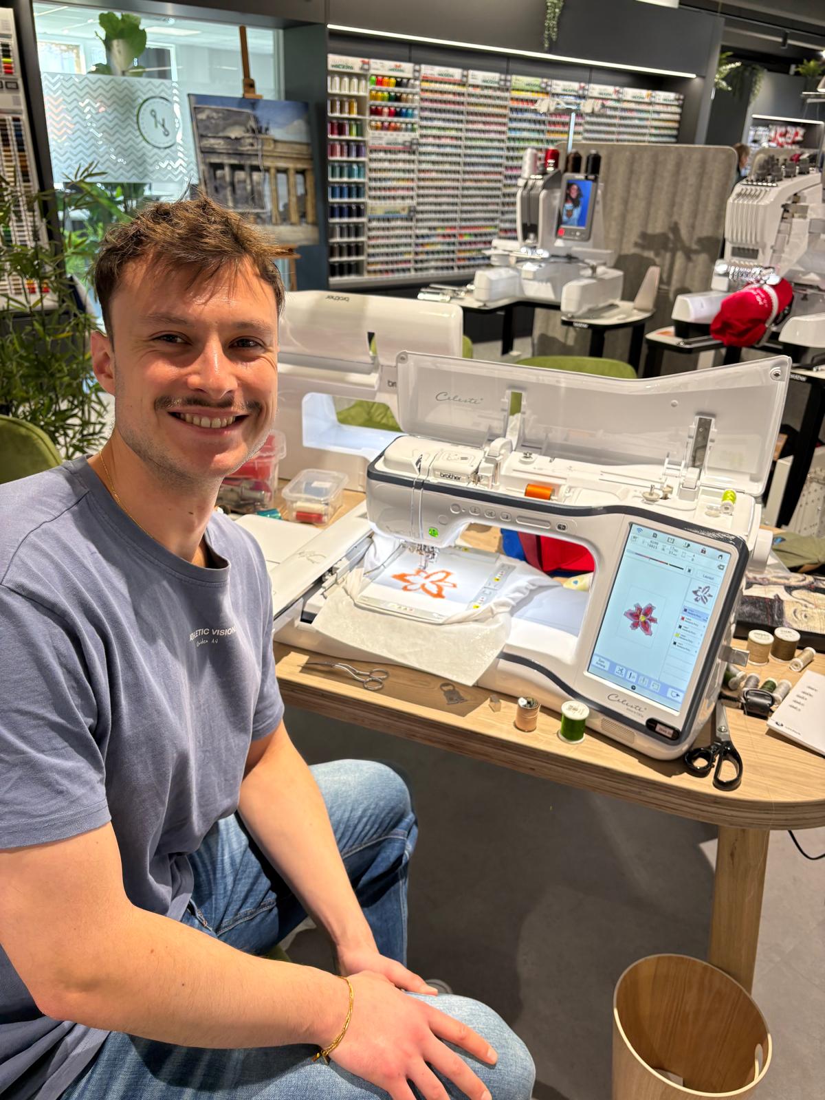 Stickmaschine im Einsatz während der Stickwoche im Nähpark