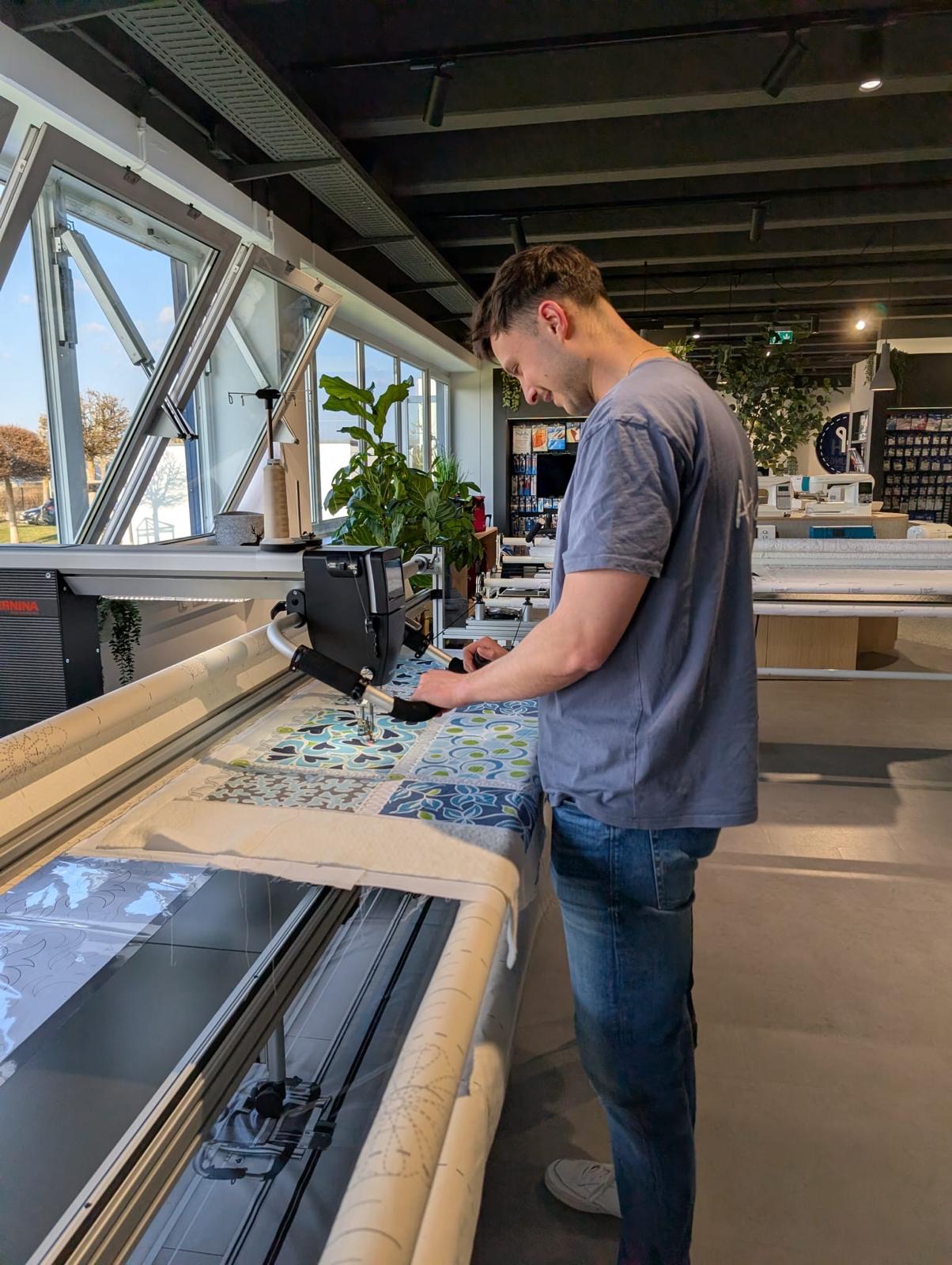 Longarm-Quiltmaschine bei der Stickwoche im Nähpark