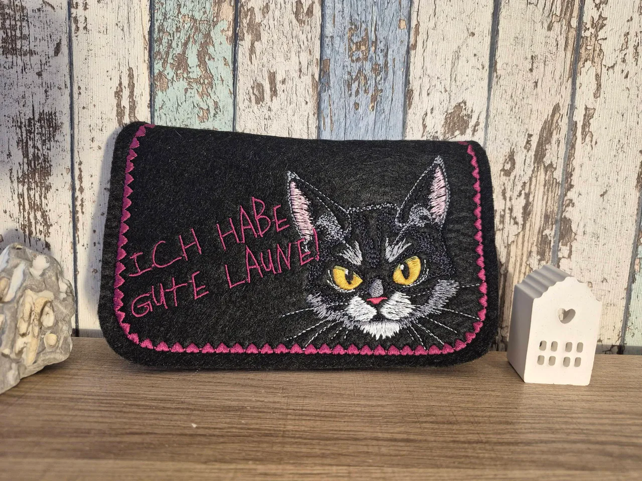 Motiv des Monats Februar 2026: Katzengesicht »Grumpy Lichteffekt« von Atelier RoCas