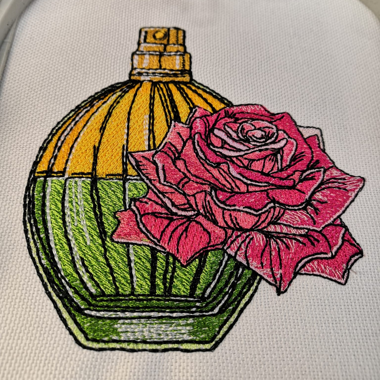 Stickmotiv Parfümfläschchen mit Rose von sCottonmade