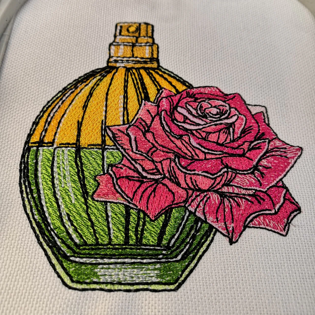 Stickmotiv Parfümfläschchen mit Rose von sCottonmade