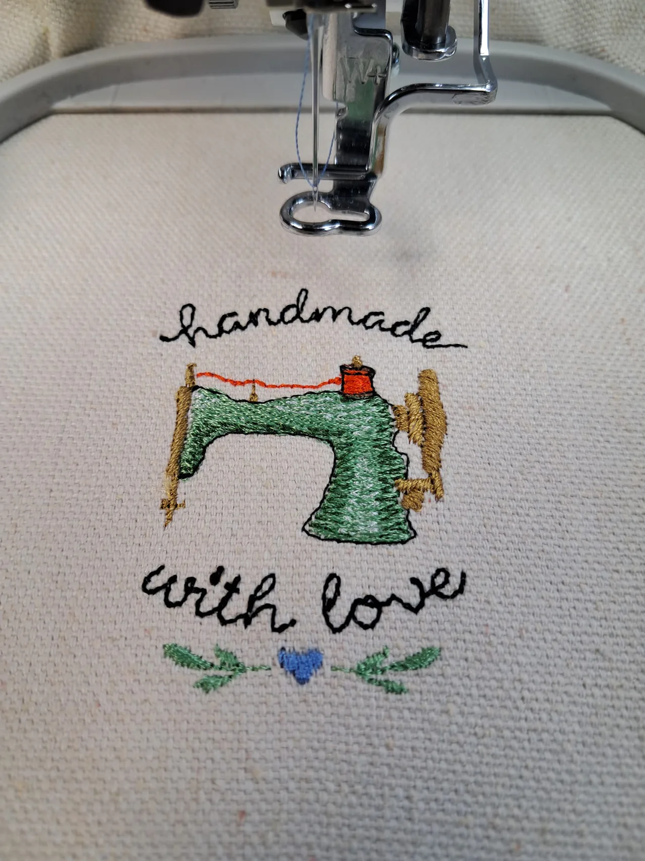 Stickmotiv Handmade with love von Cora Design im Stickrahmen