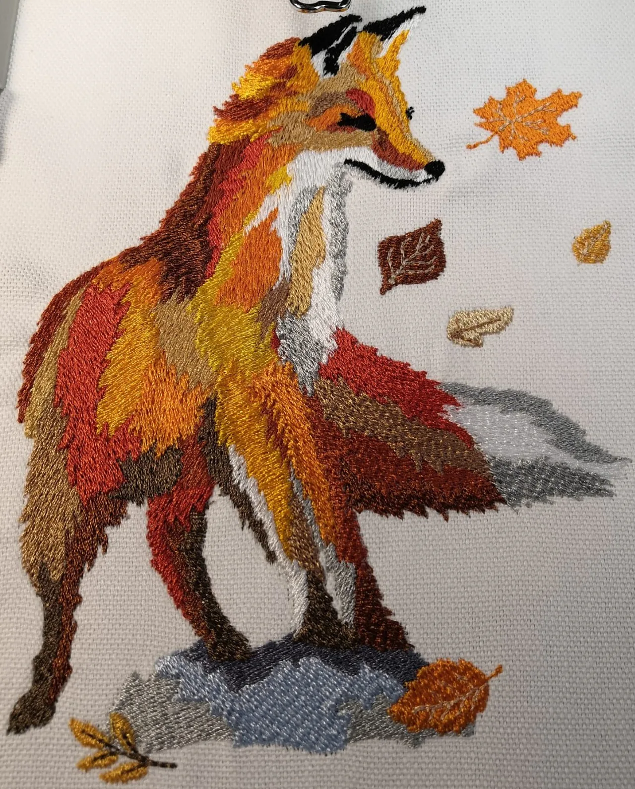 Herbstlicher Fuchs von Stickzebra als Motiv des Monats September 2026 bei emborado