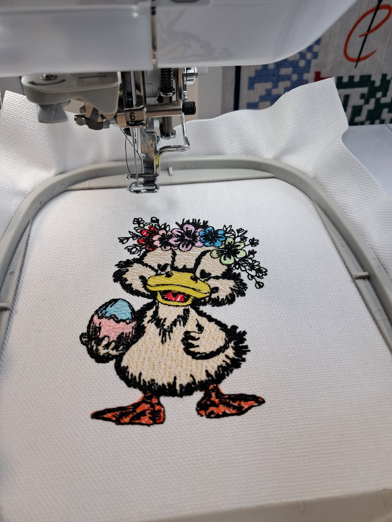 Kostenlose Stickdatei zu Ostern: Entenküken mit Osterei von Smart D’sign