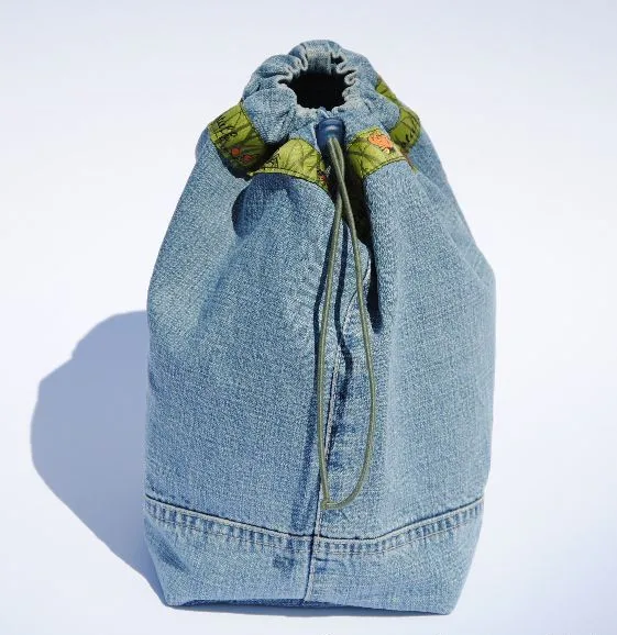 Jeans-Upcycling: Aus alten Hosenbeinen praktische Beutel nähen