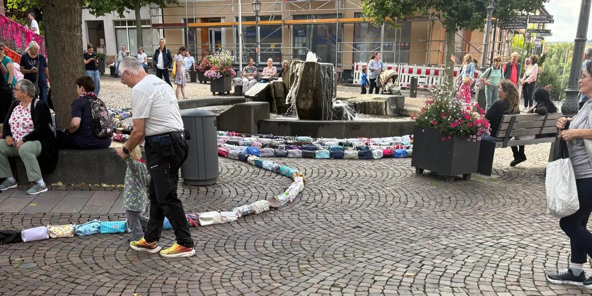 Bunte Boxy Bags bilden beim Stichtag in Hünfeld eine lange Kette rund um den Rathausbrunnen