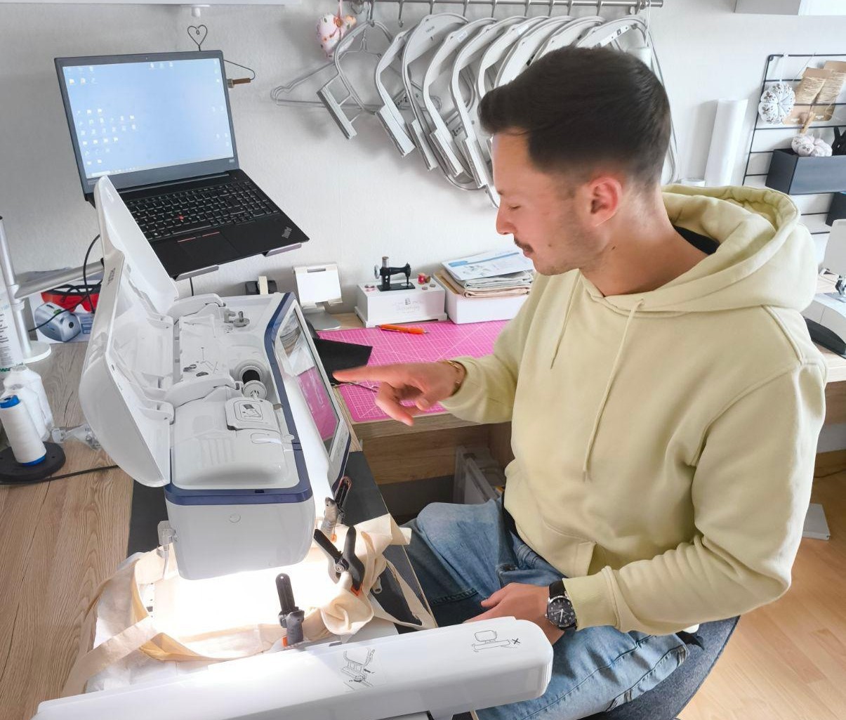 Max an der Stickmaschine